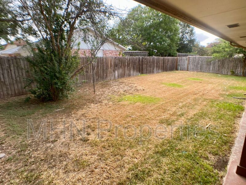 3 bed/2 bath/2 car garage charmer located in the NE with easy access to 410 and I-35 - Photo 17