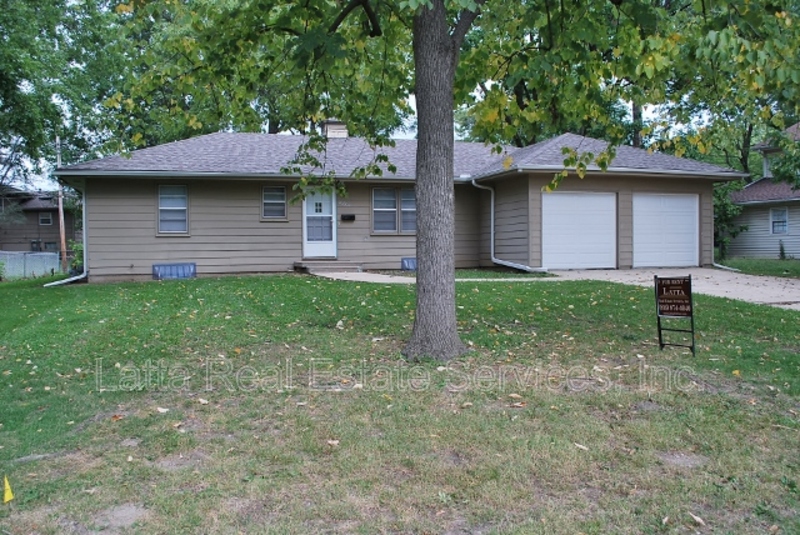 Raytown House: 10600 E 79th St
