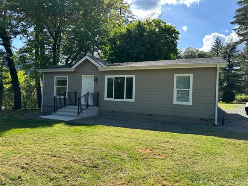 Wilderville House: 7874 Old Redwood Hwy