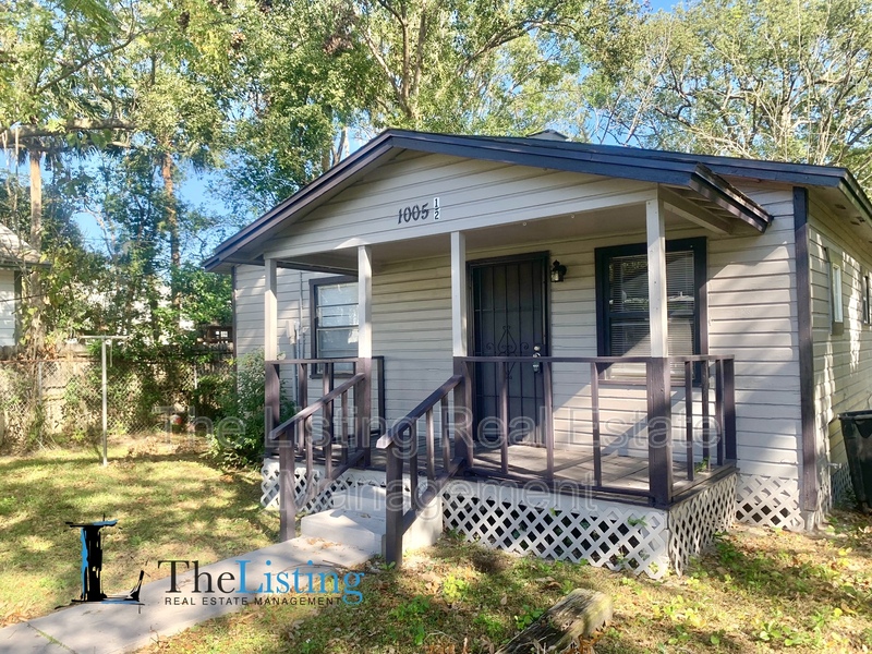 Request a Viewing for 1005 1/2 Pine Avenue Tenant Turner