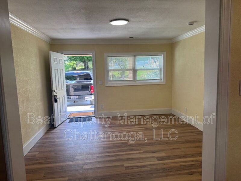 Chattanooga House: 5281-87 Usher Dr
