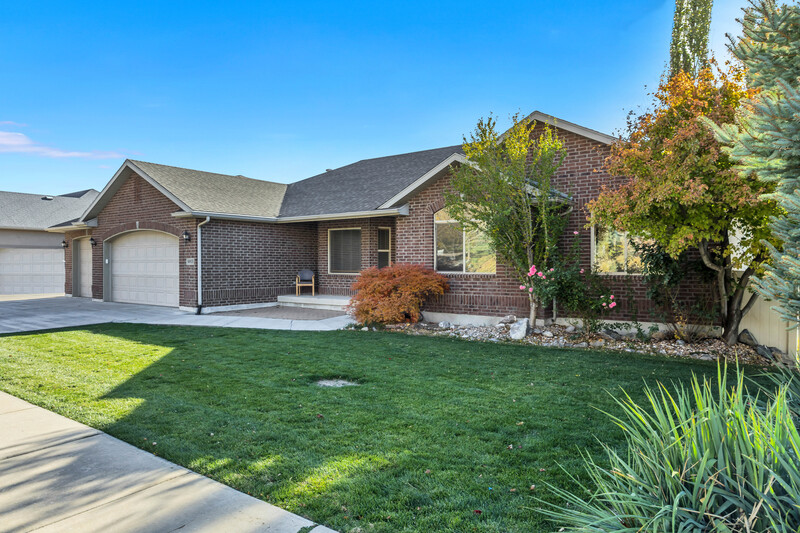 Cedar Hills House: 8913 N Pine Hollow Dr