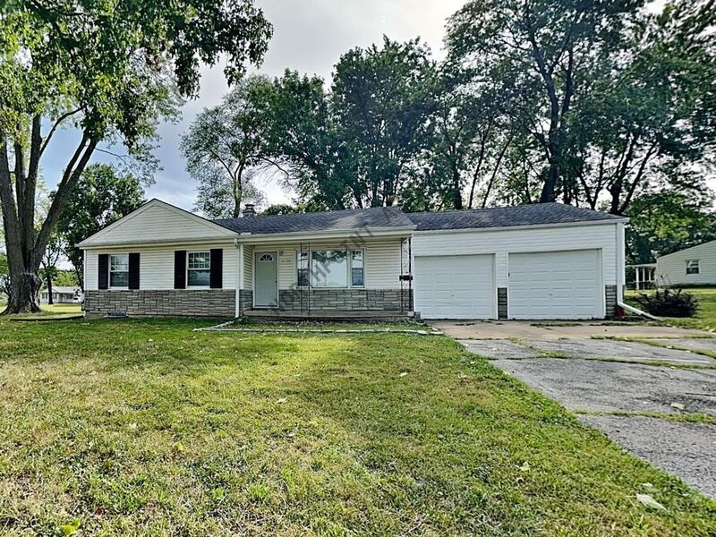 Raytown House: 9905 E 81st St
