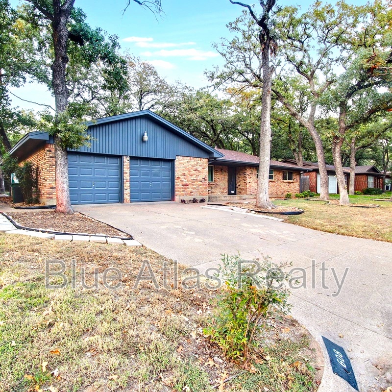 Hurst House: 608 West Pleasantview Drive
