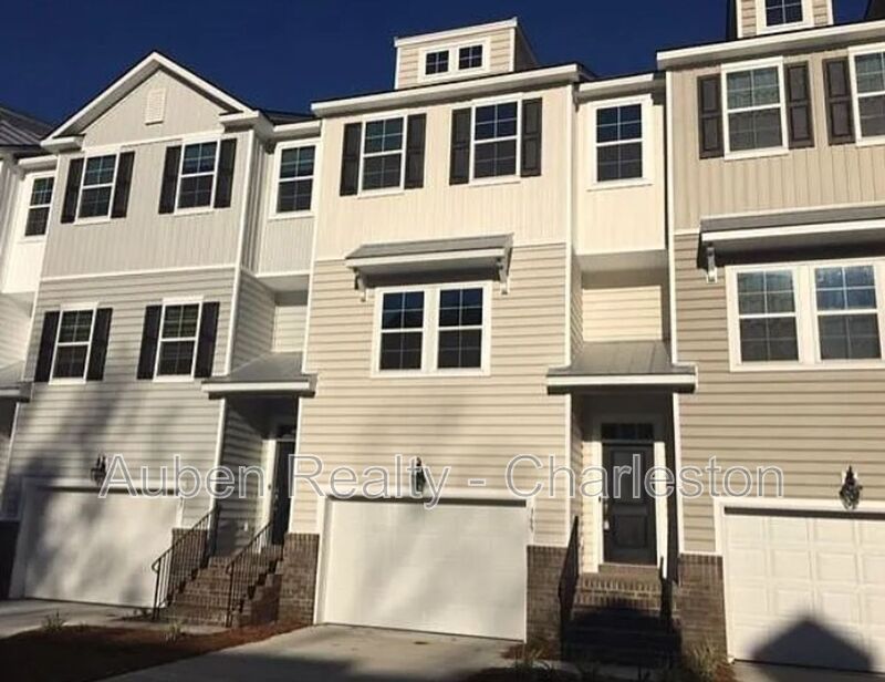 Charleston House: 365 Spindlewood Way