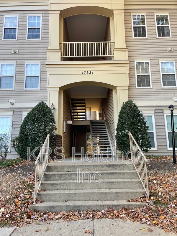 Woodbridge Condo: 13621 Garfield Pl