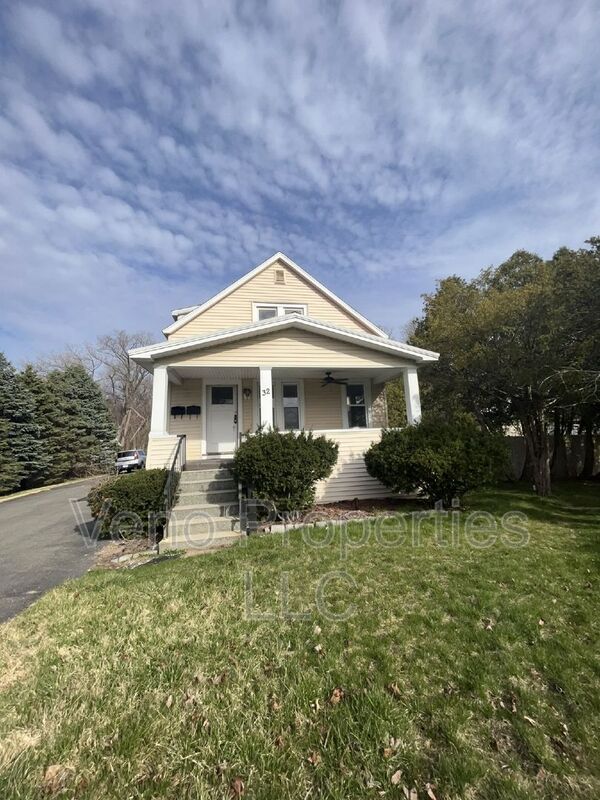 Colonie House: 32 Russell Road Unit 1B