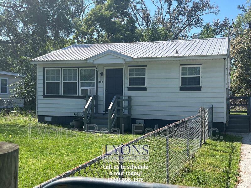 Valdosta House: 615 E Brookwood Dr