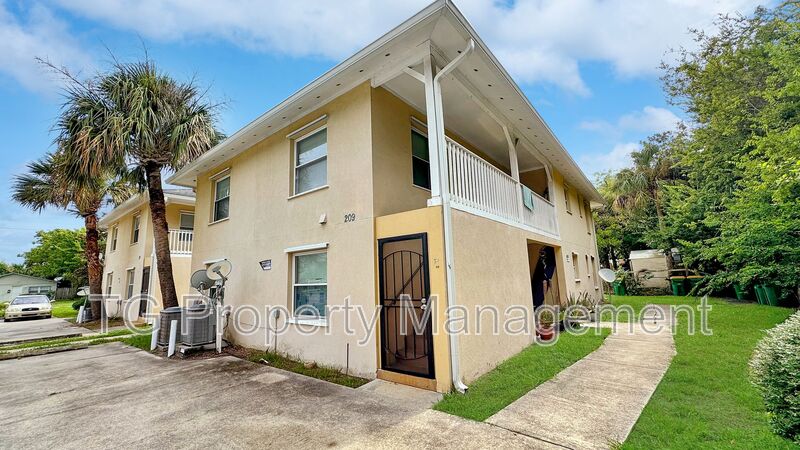 Jacksonville Beach House: 209 7th Street S