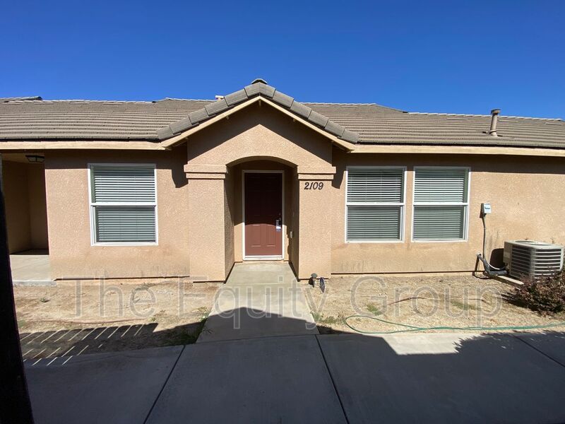 Tulare House: 2109 Bella Oaks Drive