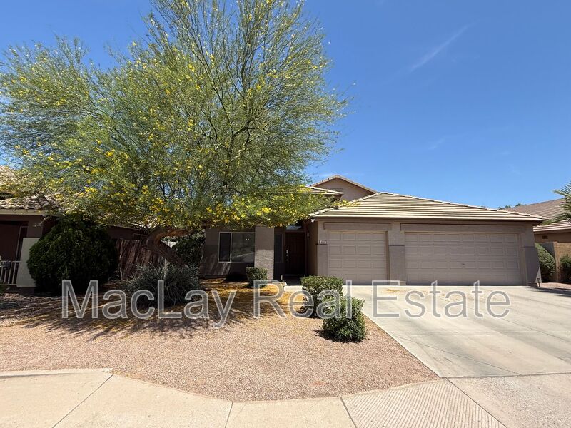 Chandler House: 450 W Musket Pl