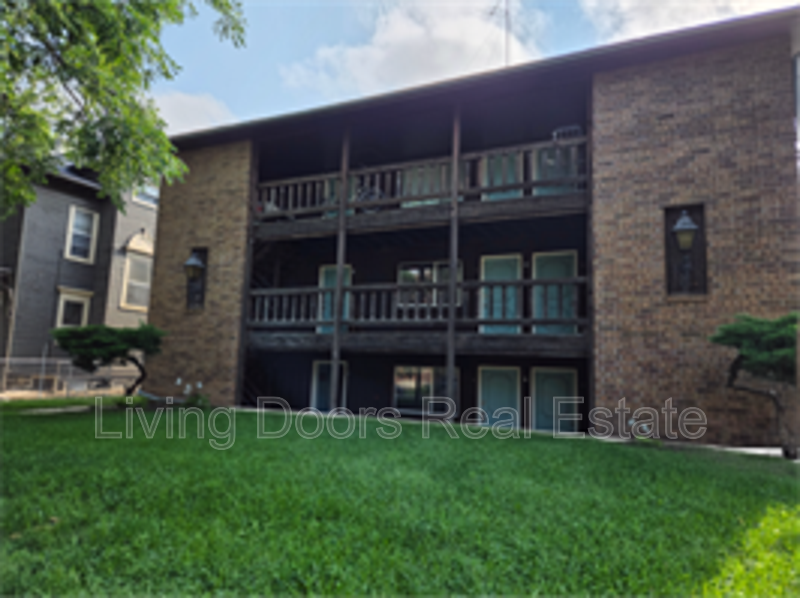 Lincoln Condo: 814 S 18th St #7