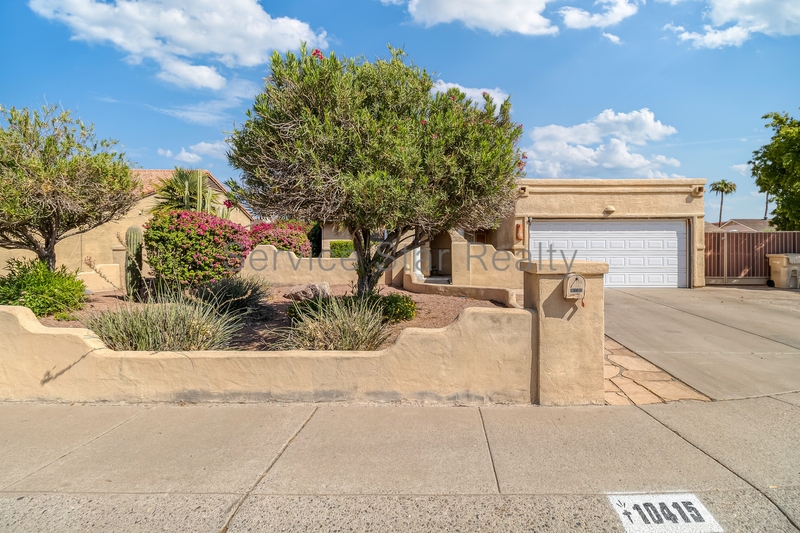 Glendale House: 10415 N 63rd Dr