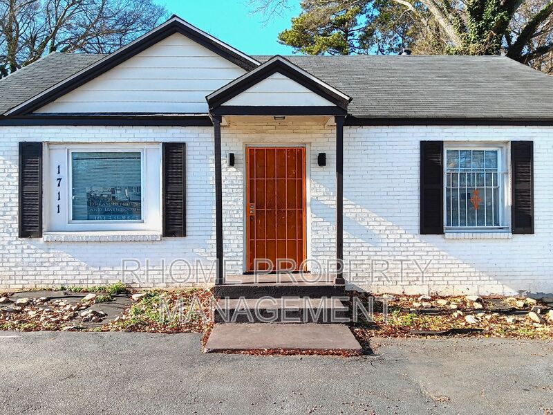 Decatur House: 1711 Candler Road