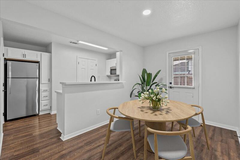 Dickinson Townhome: 2114 Roatan Calle