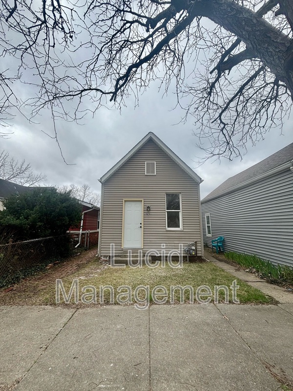 New Albany House: 525 East 8th Street