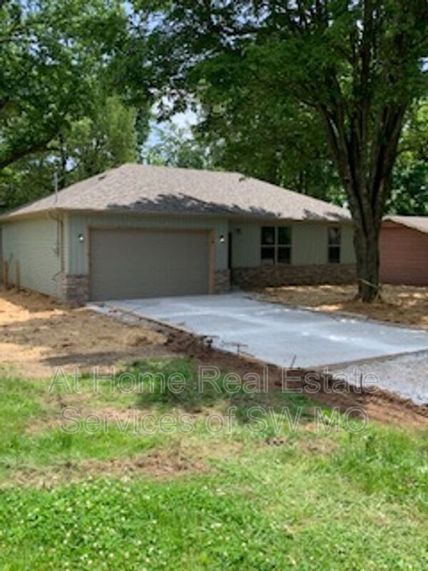 Springfield House: 2028 S Lone Pine Ave
