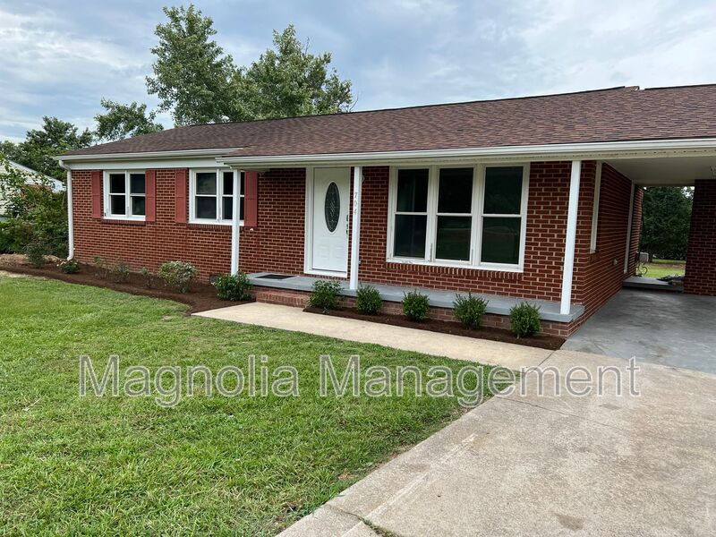 Henderson House: 704 Cardinal Dr