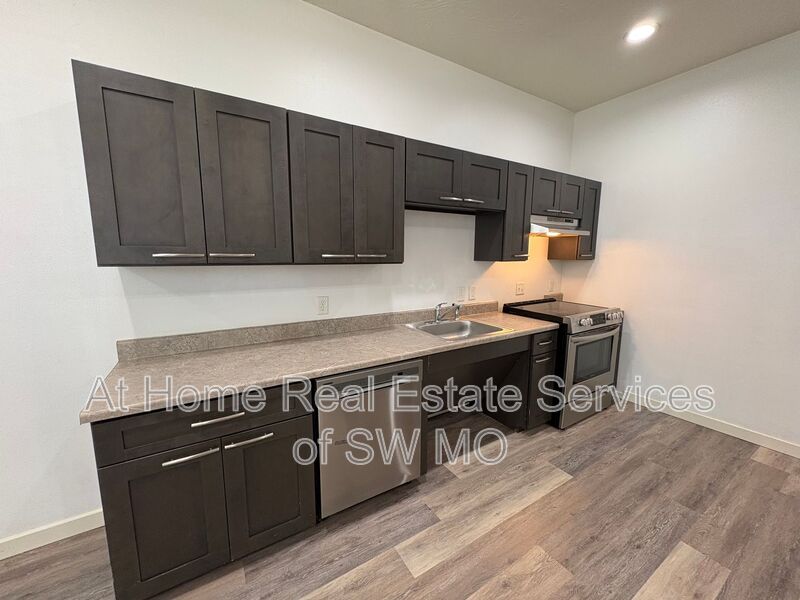 Springfield Condo: 2009 E Grand St