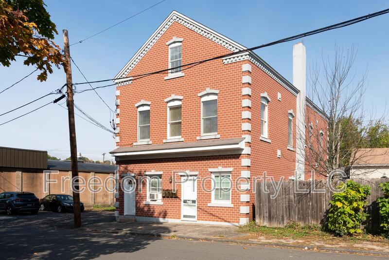 Southington House: 27 Railroad Ave Southington1st Floor back