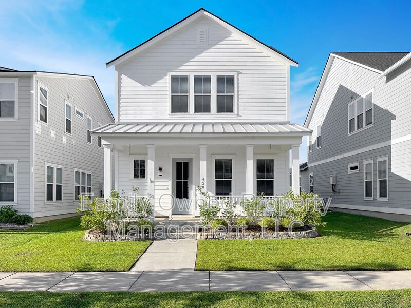 Summerville House: 420 West Respite Lane
