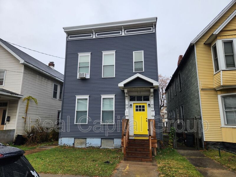 Schenectady House: 1527 - 1529 Foster Ave