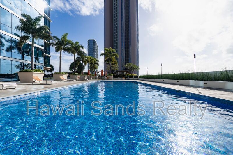 Honolulu House: 555 South St