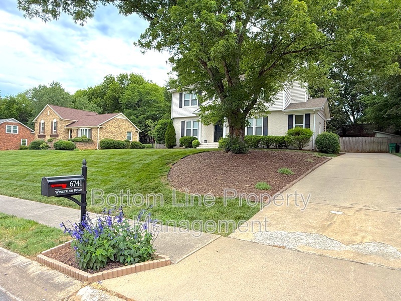 Charlotte House: 6741 Windyrush Rd