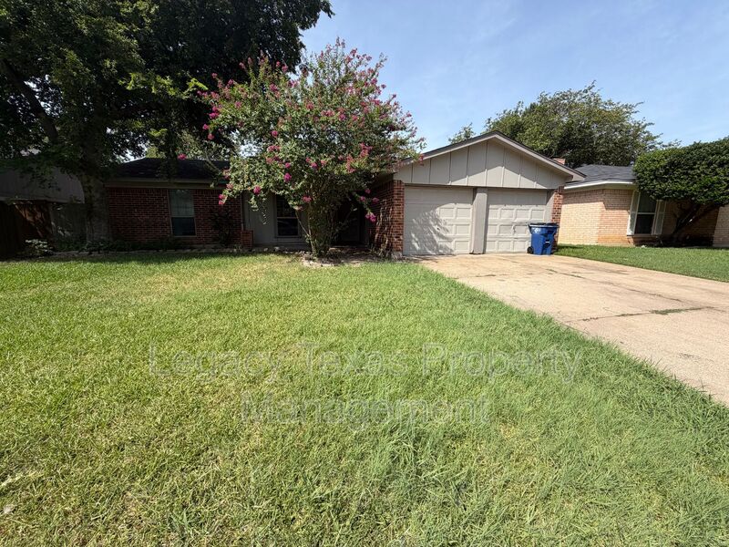Burleson House: 513 Willow Cir W