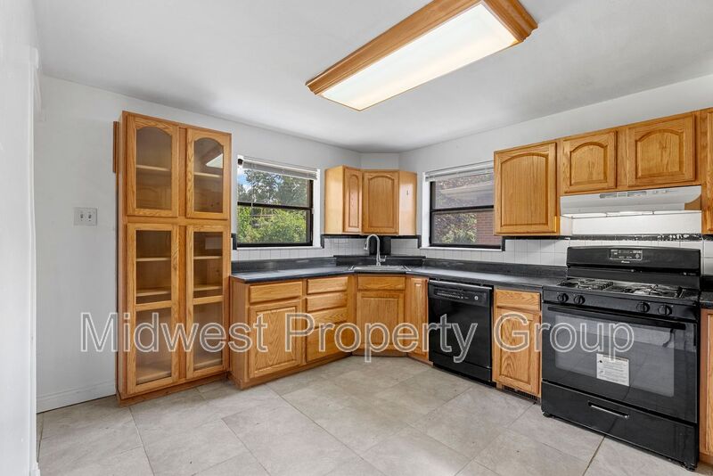 Saint Louis House: 4452 Eminence Ave