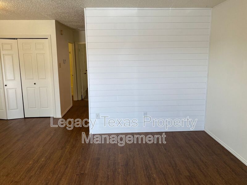 CLEBURNE House: 1412 A COURTNEY PL