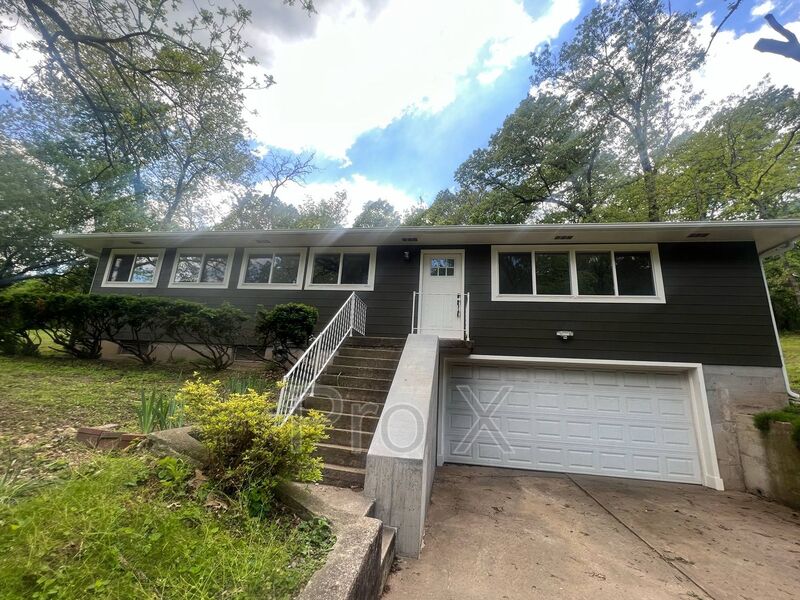 Seneca House: 222 Valley St