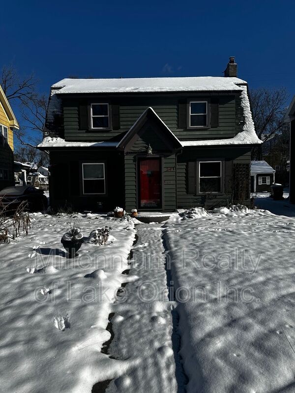 Pontiac House: 24 Utica St