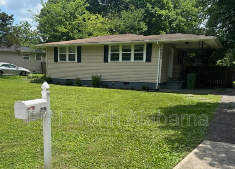 Huntsville House: 2114 Bide a Wee Drive Northeast