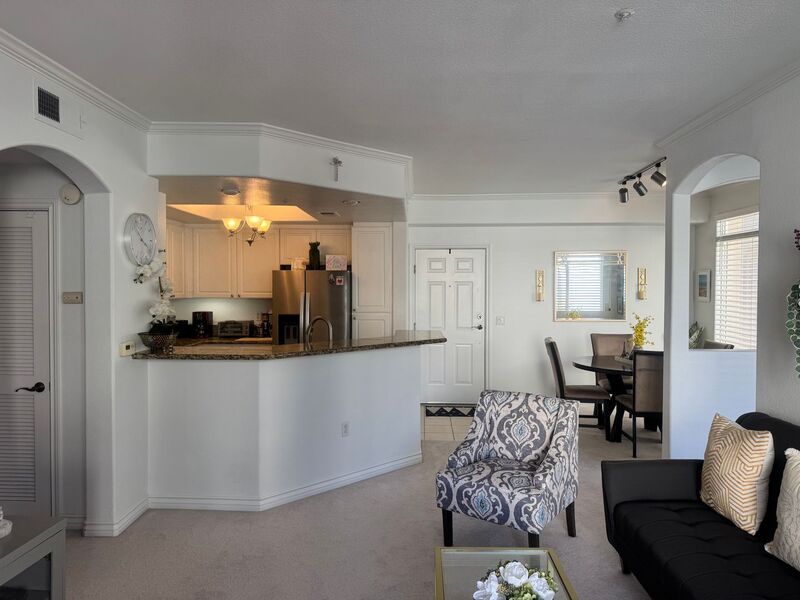 La Jolla House: 9263 Regents Road