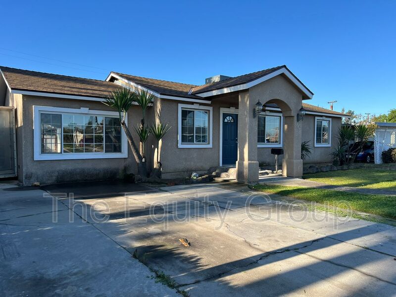 Dinuba House: 786 E North Way