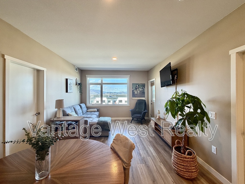 Kelowna Condo: 413-1057 Frost Rd