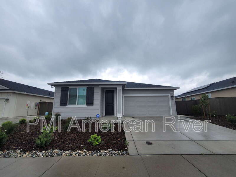 Roseville House: 5033 Rialto Drive