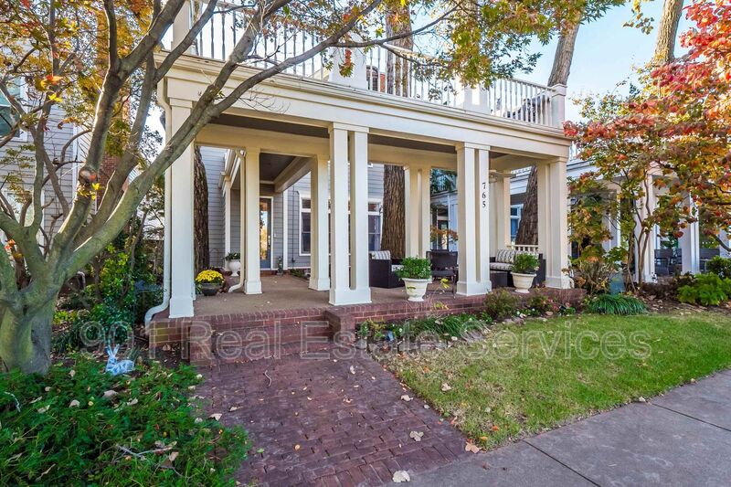 Memphis House: 765 Harbor Isle Circle East