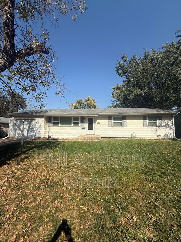 Topeka House: 1414 SW 32nd St