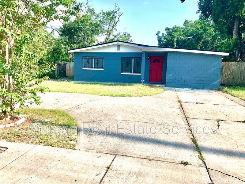 Tampa House: 4203 E Yukon St