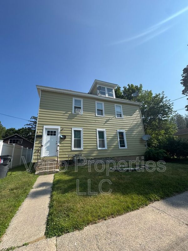 Ballston Spa House: 122 South St