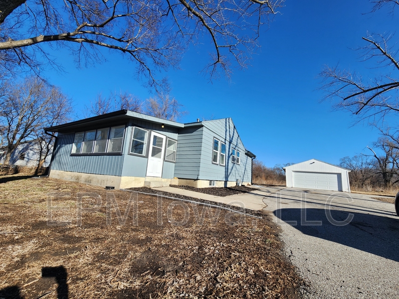 Waterloo House: 4915 Weiden Road