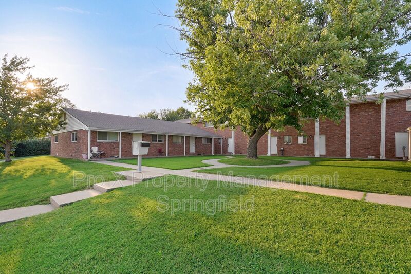 Springfield Townhome: 2929 East University Street