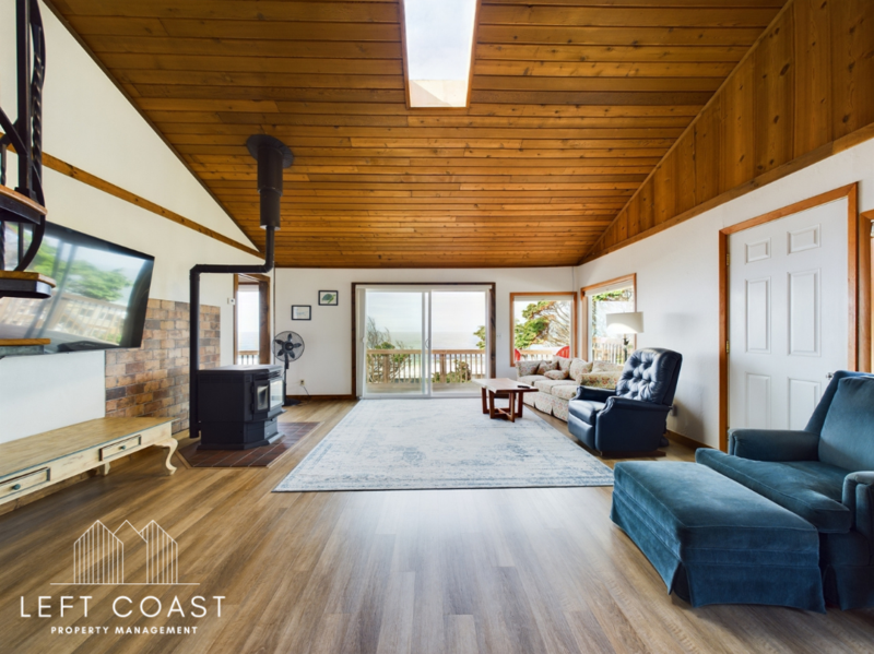 Lincoln City House: 1033 Northwest Inlet Avenue