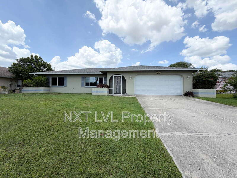 Cape Coral House: 205 SE 18th St