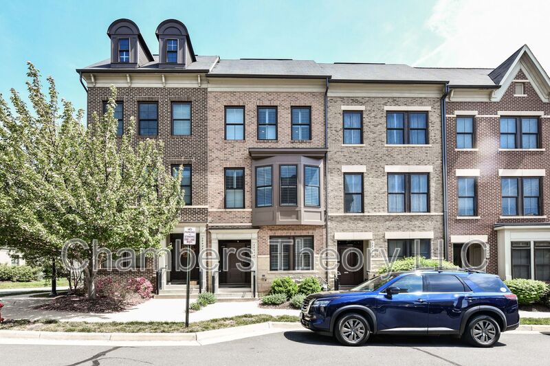 Ashburn House: 20426 Codman Dr