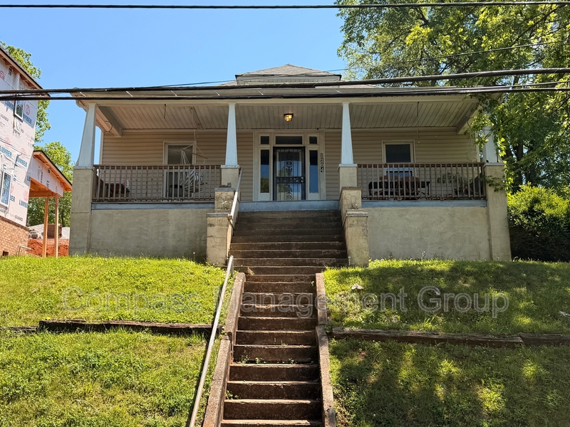Knoxville House: 1204 Valley Drive Southwest