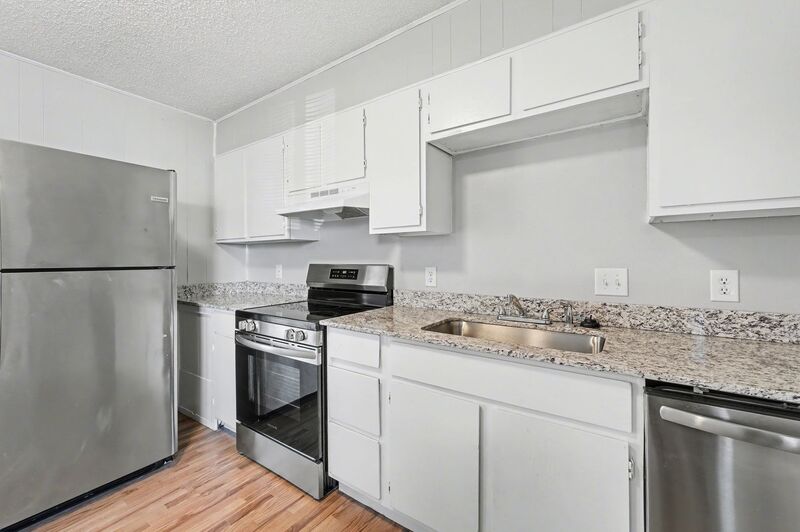 Fayetteville House: 1037 Happy Hollow