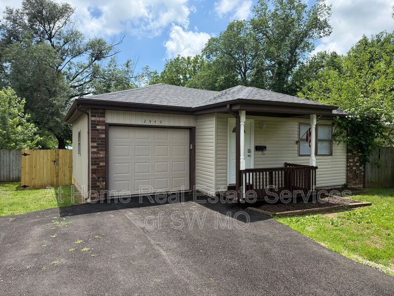 Springfield House: 2940 W Walnut St